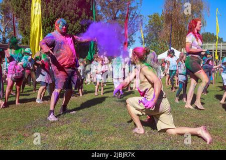 Des gens qui lancent de la poudre colorée au festival Holi, le festival hindou de printemps et de couleurs, dans un parc à Tauranga, en Nouvelle-Zélande Banque D'Images