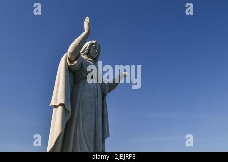 Gros plan de la statue en marbre de Saint Margaret, patron du vieux village de pêcheurs, sur un ciel bleu clair, Santa Margherita Ligure, Gênes Banque D'Images