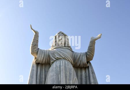 Gros plan de la statue en marbre de Saint Margaret, patron du vieux village de pêcheurs, sur un ciel bleu clair, Santa Margherita Ligure, Gênes Banque D'Images