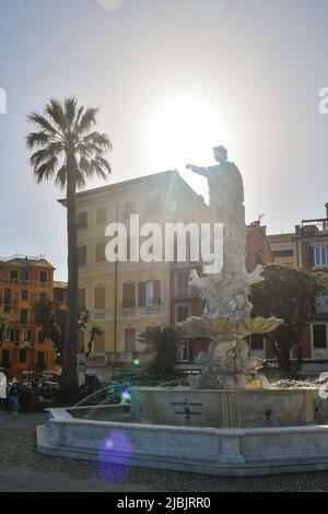 Vue à contre-jour du monument avec la fontaine de Christophe Colomb sur la promenade du village de pêcheurs, Santa Margherita Ligure, Gênes, Ligurie Banque D'Images