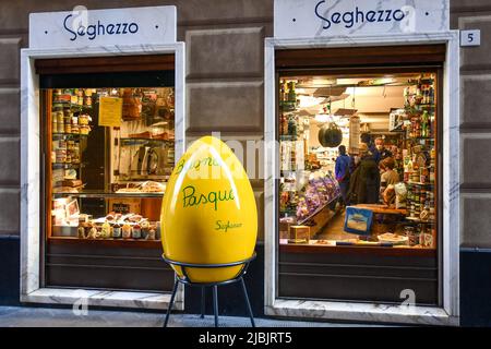 Fenêtres de magasin du déli historique Seghezzo (1905) décoré avec un grand oeuf de Pâques sur le trottoir dans le centre historique de Santa Margherita Ligure Banque D'Images