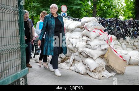 Odessa, Ukraine. 06th juin 2022. Claudia Roth (Bündnis 90/Die Grünen), ministre d'État à la Culture et aux médias, se promène à côté du ministre ukrainien de la Culture, Olexandr Tkachenko, devant un mur de sacs de sable dans la vieille ville portuaire ukrainienne d'Odessa, sur la mer Noire. Roth est le premier membre du gouvernement à visiter la ville portuaire ukrainienne depuis le début de la guerre de la Russie contre l'Ukraine (photo prise en 06.06.2022) Credit: Kay Nietfeld/dpa/Alay Live News Banque D'Images