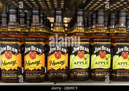 Tyumen, Russia-26 mai 2022: Bouteilles de whisky différents Jim Beam à l'étagère d'un hypermarché. Banque D'Images