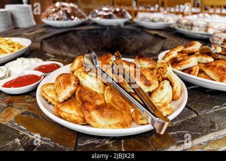 Samsa, sandwichs et autres en-cas et boulangerie sont proposés sous forme de buffet le jour de l'événement Banque D'Images