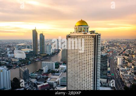 Vue aérienne du quartier de Saphan Taksin près du pont de Taksin et de la rivière Chao Phraya, Bangkok, Thaïlande Banque D'Images