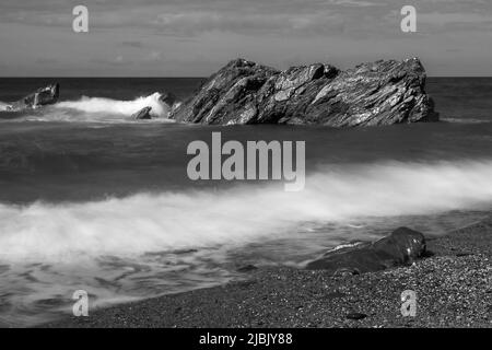 Image d'exposition longue des vagues qui se brisent sur les rochers de la côte nord de Cornouailles Banque D'Images