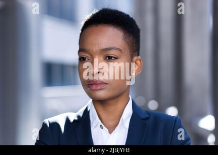 Photo en gros plan avec portrait d'une femme d'affaires sérieuse, femme afro-américaine confiante et concentrée regardant l'appareil photo Banque D'Images