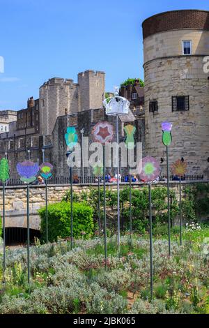 Tour de Londres, juin 2022. Un hommage à la Reine Elizabeth lors de son Jubilé de platine. Piquets décoratifs de fleurs et un support de couronne pro Banque D'Images