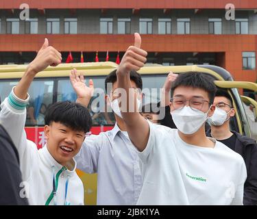 Shenyang, province chinoise de Liaoning. 7th juin 2022. Les candidats se réjouissent d'eux-mêmes à une école secondaire de Shenyang, dans la province de Liaoning, au nord-est de la Chine, à 7 juin 2022. Credit: Yang Qing/Xinhua/Alamy Live News Banque D'Images