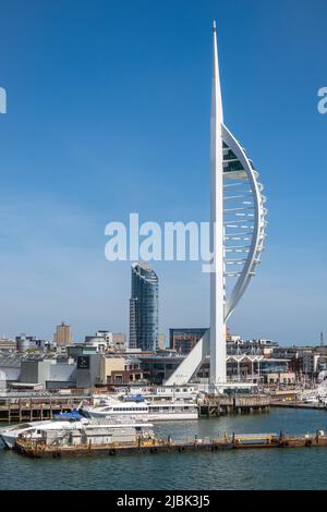 Royaume-Uni, Angleterre, Port de Portsmouth. La plate-forme d'observation Spinnaker et la tour Lipstick (appartements) à Gunwharf Quays. Banque D'Images