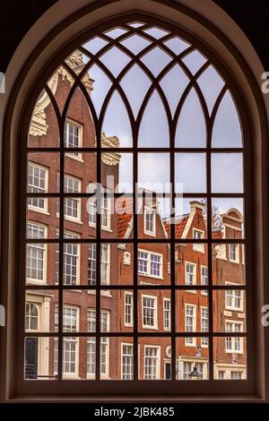 Vue par la fenêtre d'une église à la cour intérieure du Begijnhof à Amsterdam, pays-Bas Banque D'Images