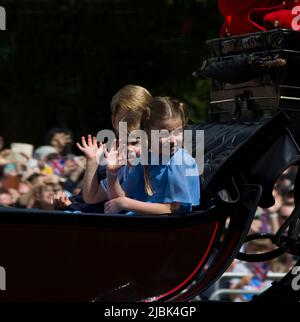 Le Prince Louis Princess Charlotte, en Open Carriage, s'est fait le signe du Jubilé de platine de la Reine, qui a passé le Color Color The Mall London Banque D'Images