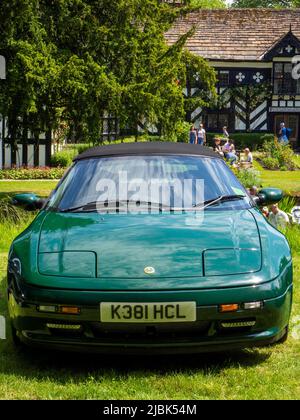 Lotus vert devant Gawsworth Hall Banque D'Images