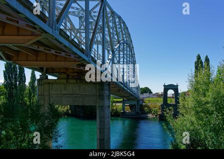 Pont Alexandra au-dessus de la rivière Clutha/Mata-au à côté des vestiges de l'ancien pont, Alexandra, Central Otago, île sud, Aotearoa, Nouvelle-Zélande Banque D'Images