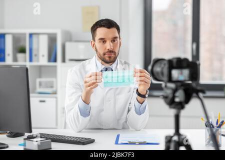 médecin avec masque enregistrement vidéo blog à l'hôpital Banque D'Images