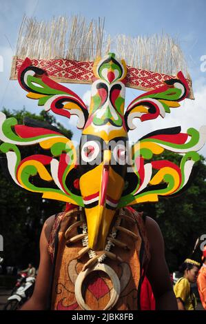 Jakarta, Indonésie - 28 avril 2013 : les participants au festival Dayak de Jakarta, Indonésie, portent des masques Dayak traditionnels en bois Banque D'Images