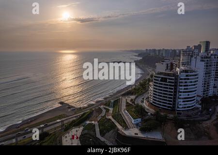 Coucher de soleil dans la ville de Lima avec vue sur la mer. Banque D'Images