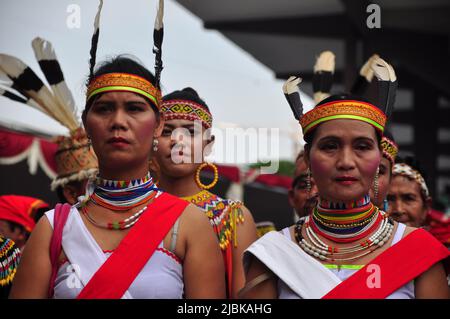 Djakarta, Indonésie - 28 avril 2013 : une vieille femme de la tribu Dayak de Kalimantan porte un foulard rouge et blanc au festival Dayak de Djakarta, in Banque D'Images