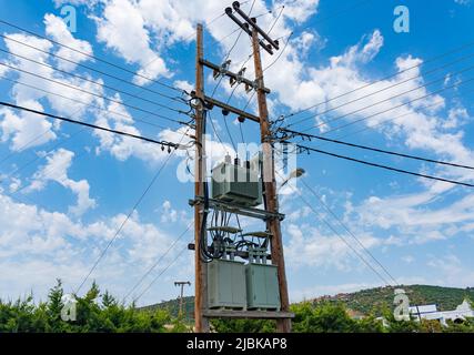 Transformateur électrique monté sur un poteau de rue contre le ciel Banque D'Images
