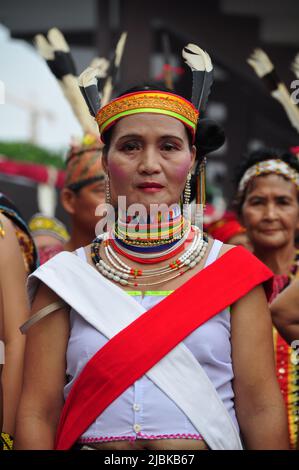 Djakarta, Indonésie - 28 avril 2013 : une vieille femme de la tribu Dayak de Kalimantan porte un foulard rouge et blanc au festival Dayak de Djakarta, in Banque D'Images