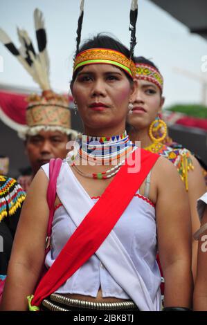 Djakarta, Indonésie - 28 avril 2013 : une vieille femme de la tribu Dayak de Kalimantan porte un foulard rouge et blanc au festival Dayak de Djakarta, in Banque D'Images