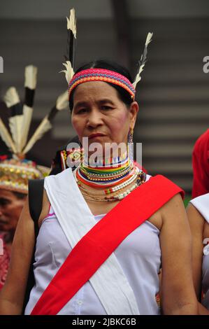 Djakarta, Indonésie - 28 avril 2013 : une vieille femme de la tribu Dayak de Kalimantan porte un foulard rouge et blanc au festival Dayak de Djakarta, in Banque D'Images