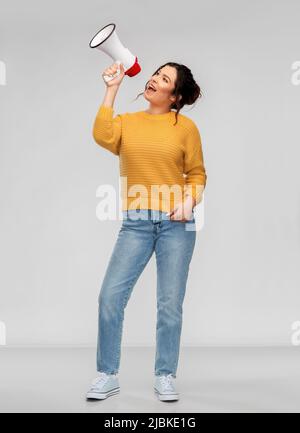 jeune femme parlant au mégaphone Banque D'Images