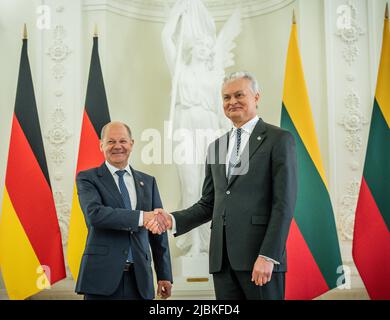 Vilnius, Lituanie. 07th juin 2022. Le chancelier allemand OLAF Scholz (SPD) se trouve à côté de Gitanas Nauseda, président de la Lituanie, au Palais présidentiel. Scholz rencontrera les chefs d'État et de gouvernement des trois États baltes, la Lituanie, la Lettonie et l'Estonie, dans la capitale lituanienne Vilnius. Il visitera également plus de 1 000 soldats de la Bundeswehr stationnés en Lituanie. C'est la première visite du Chancelier dans les États de l'est de l'OTAN depuis le début de la guerre. Credit: Michael Kappeller/dpa/Alay Live News Banque D'Images