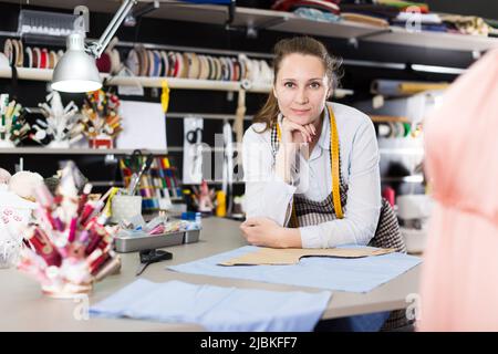 Portrait de femme couturière est qui pose dans son studio de conception Banque D'Images