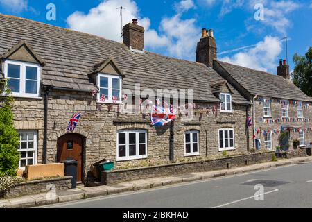 Rangée de cottages dans le village du château de Corfe décorée de banderoles et de drapeaux pour le Queens Platinum Jubilee, château de Corfe, Dorset Royaume-Uni en juin Banque D'Images