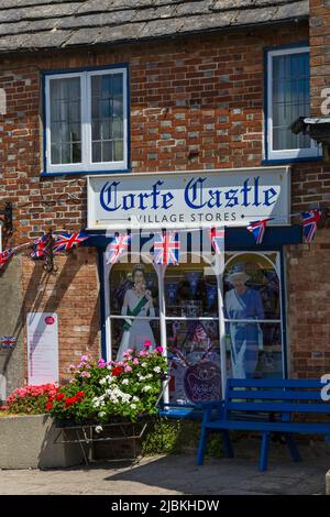 La fenêtre des magasins du village de Corfe est décorée pour le Queens Platinum Jubilee, le château de Corfe, Dorset UK en juin Banque D'Images