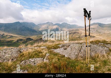 Vue sur Scafell Pike et les coquillages environnants dans le quartier du lac anglais, vu de Hard Knott et quelques bâtons de marche au premier plan. Banque D'Images