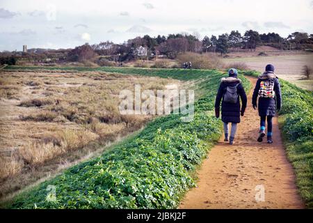 marcheurs sur le chemin côtier de blakeney depuis morston nord norfolk angleterre Banque D'Images