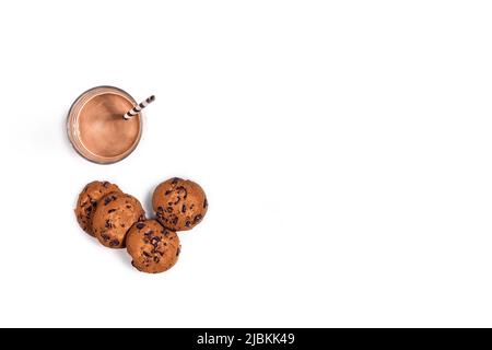 Verre de lait au chocolat avec des biscuits d'avoine sur fond blanc. Vue d'en haut Banque D'Images