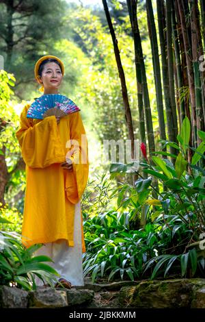Musée antique, ville de Hue, Vietnam - 28 avril 2022 : modèle portant une robe féodale de cinq pièces, connue en 1744. C'est le costume traditionnel du Viet Banque D'Images