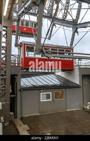 VIENNE, AUTRICHE - 15 MAI 2019 : il y a des wagons rouges traditionnels sur une ancienne roue de ferris dans le parc Prater, le jour de printemps pluvieux. Banque D'Images