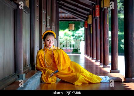 Musée antique, ville de Hue, Vietnam - 28 avril 2022 : modèle portant une robe féodale de cinq pièces, connue en 1744. C'est le costume traditionnel du Viet Banque D'Images