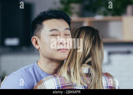 Jeune famille multiraciale, gros plan, homme et femme embrassant, couple heureux souriant Banque D'Images