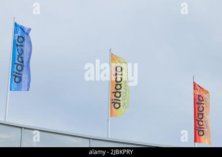 Cologne, Allemagne. 07th juin 2022. Des drapeaux avec le logo du salon de l'éducation didacta volent à Koelnmesse. Au salon des enseignants, environ 600 exposants présentent des offres provenant des écoles, des garderies et de la formation professionnelle. Credit: Rolf Vennenbernd/dpa/Alay Live News Banque D'Images