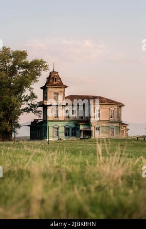 Ancienne maison en bois d'ambiance dans la steppe, architecture du 19th siècle l'ancienne maison en bois d'Ivanitsky à Khakassia. Banque D'Images