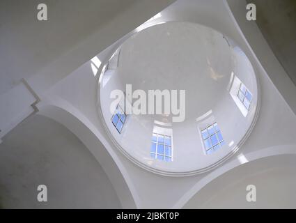 BUCHA, UKRAINE - 6 JUIN 2022 - Un dôme de l'église Saint Andrew l'apôtre premier est photographié à Bucha, dans la région de Kiev, dans le nord de l'Ukraine. A m Banque D'Images