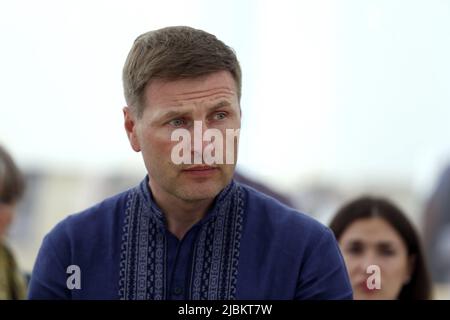 BUCHA, UKRAINE - 6 JUIN 2022 - Premier vice-président du Riigikogu d'Estonie Hanno Pevkur visite l'église de Saint Andrew le premier appelé poteau Banque D'Images