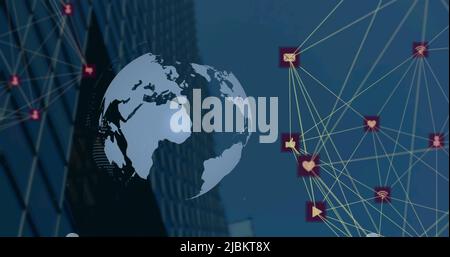 Image d'un réseau de connexions avec des icônes sur le paysage urbain Banque D'Images