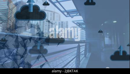 Image d'un réseau de connexions avec des icônes sur le paysage urbain Banque D'Images