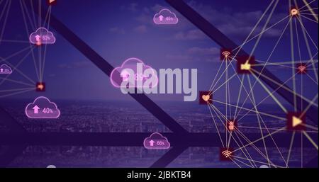 Image d'un réseau de connexions avec des icônes sur le paysage urbain Banque D'Images