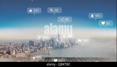 Image d'un réseau de connexions avec des icônes sur le paysage urbain Banque D'Images