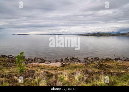 Une image HDR nuageux, estivale, de First Coast, de la baie de Gruinard, dans les hauts plateaux du nord-ouest de l'Écosse. 23 mai 2022 Banque D'Images