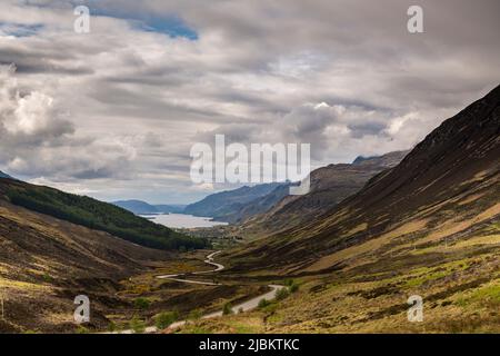 Une image de paysage nuageux, d'été, HDR, qui regarde Glen Docherty jusqu'au Loch Maree à Wester Ross, en Écosse. 23 mai 2022 Banque D'Images