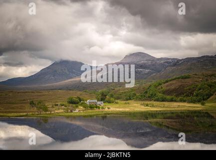 Une image HDR d'été, encore nuageux, de réflexions dans un loin près de Shieldaig, Wester Ross, Écosse. 24 mai 2022 Banque D'Images