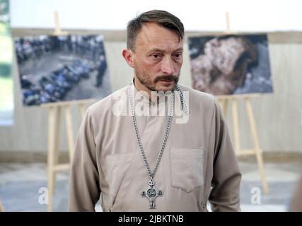 Non exclusif: BUCHA, UKRAINE - 6 JUIN 2022 - Chef de l'église Saint Andrew l'apôtre Andrii Halavin est photographié pendant une œuvre Banque D'Images